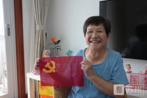 1912颗！退休老党员用彩珠串起心中的党旗！